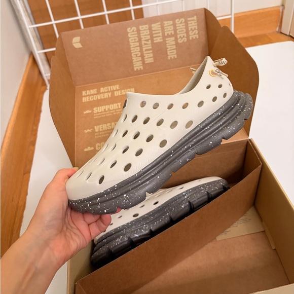 NWT - KANE FOOTWEAR - SIZE W7 or M5 (UNISEX) - Picture 3 of 14